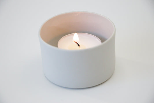 Een porseleinen theelichtje.